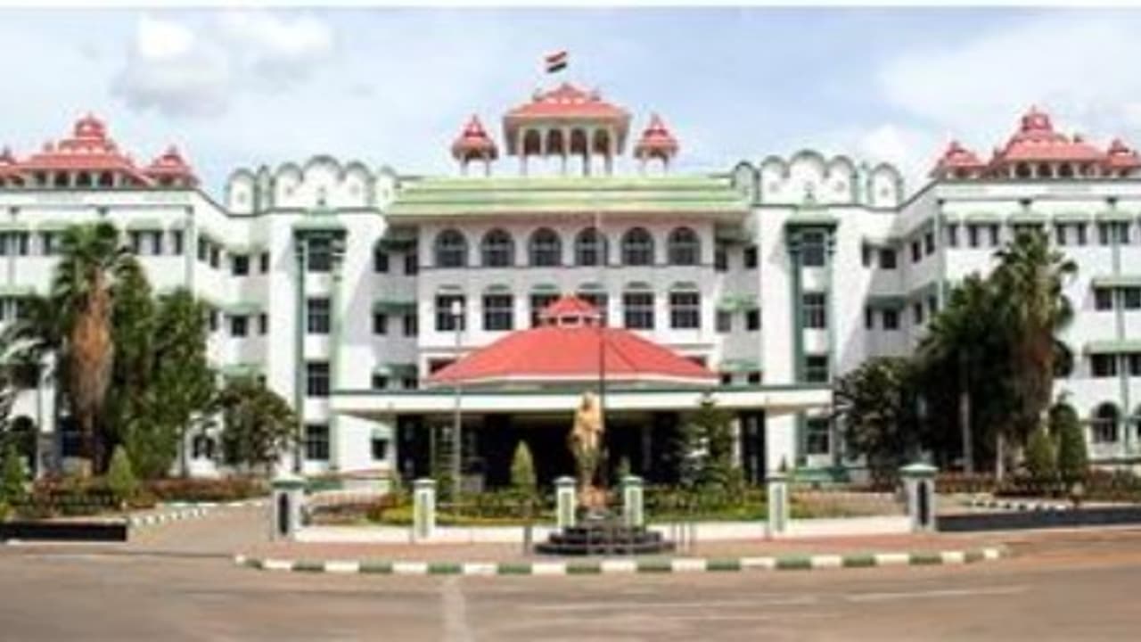 அனைத்துப் பள்ளிகளிலும் சி.பி.எஸ்.இ. பாடத்திட்டம் வேண்டும் – மதுரை உயர்நீதிமன்றத்தில் மனு… அனைத்துப் பள்ளிகளிலும் சி.பி.எஸ்.இ. பாடத்திட்டம் வேண்டும் – மதுரை உயர்நீதிமன்றத்தில் மனு…