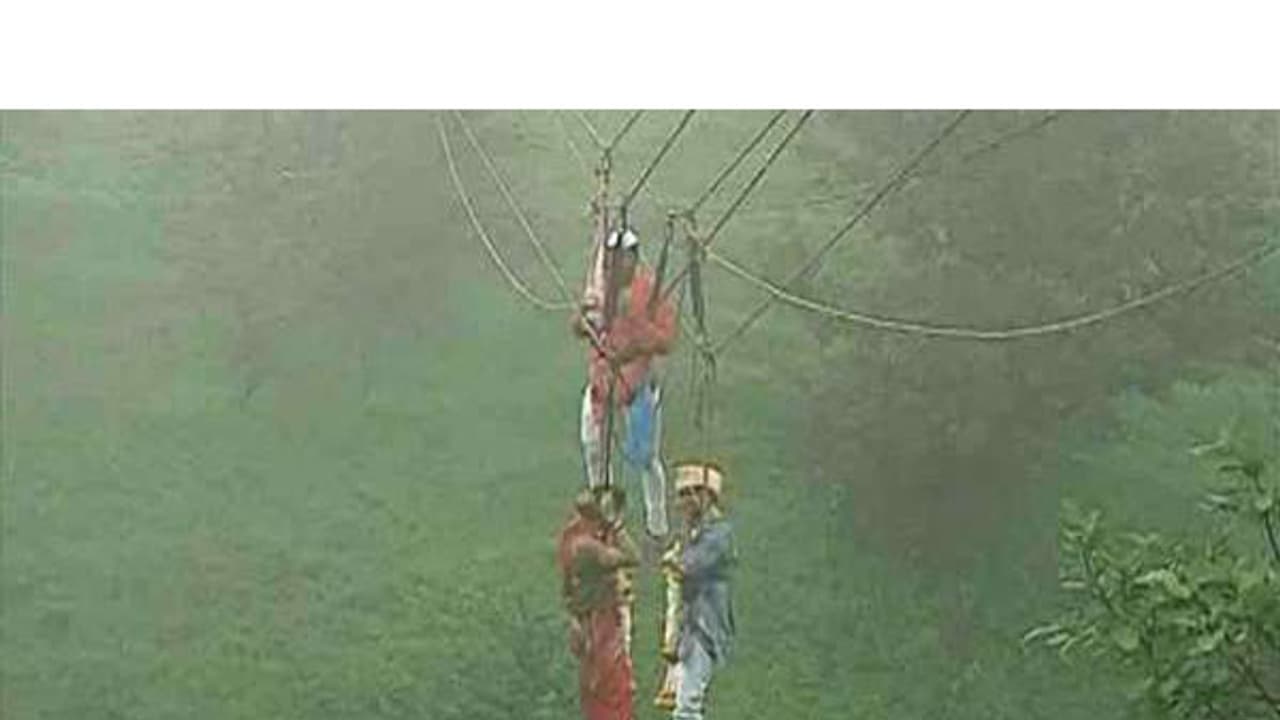 90 അടി ഉയരത്തില്‍ കയറില്‍ തൂങ്ങി ഒരു വിവാഹം