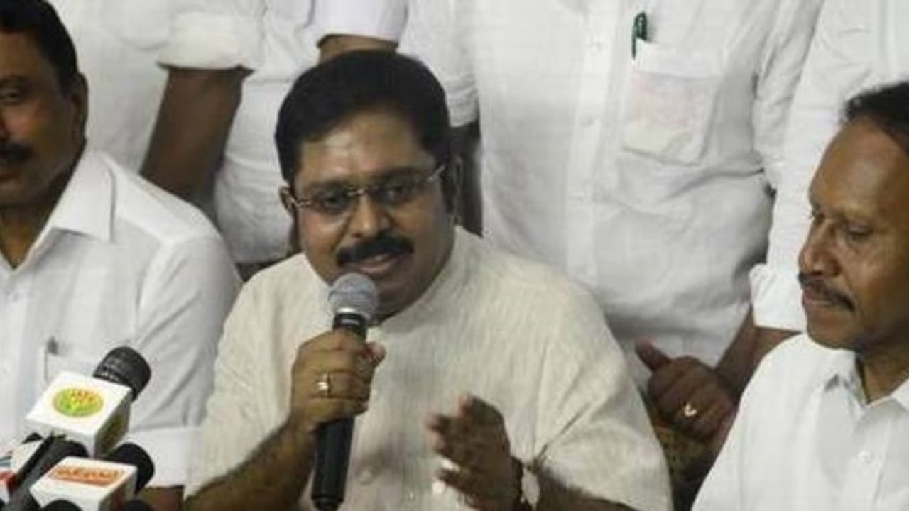 "எனக்கு பதவி ஆசை இல்லை" : எதிர்த்து பேசிய அமைச்சர்களிடம் உருகிய தினகரன்! "எனக்கு பதவி ஆசை இல்லை" : எதிர்த்து பேசிய அமைச்சர்களிடம் உருகிய தினகரன்!