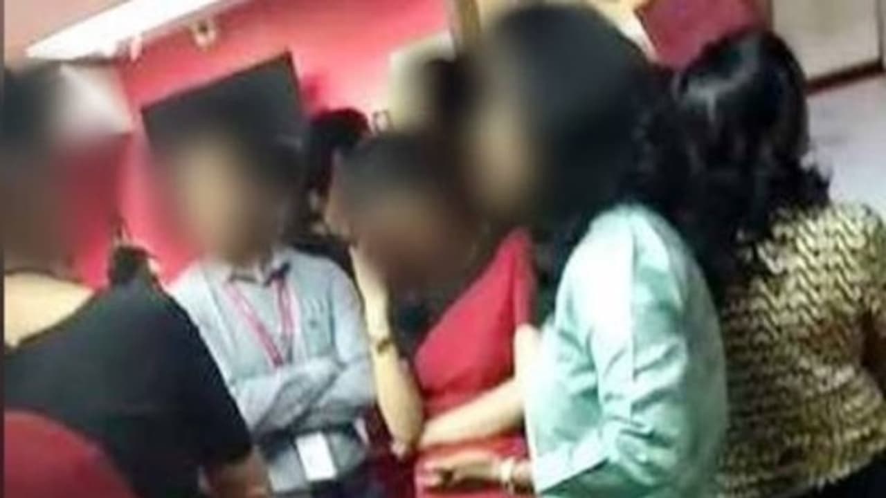 பணிப்பெண்களை நிர்வாணமாக்கி சோதனை... சென்னை விமான நிலையத்தில் இப்படியா? பணிப்பெண்கள் வெளியிட்ட வீடியோவால் பரபரப்பு.... பணிப்பெண்களை நிர்வாணமாக்கி சோதனை... சென்னை விமான நிலையத்தில் இப்படியா? பணிப்பெண்கள் வெளியிட்ட வீடியோவால் பரபரப்பு....