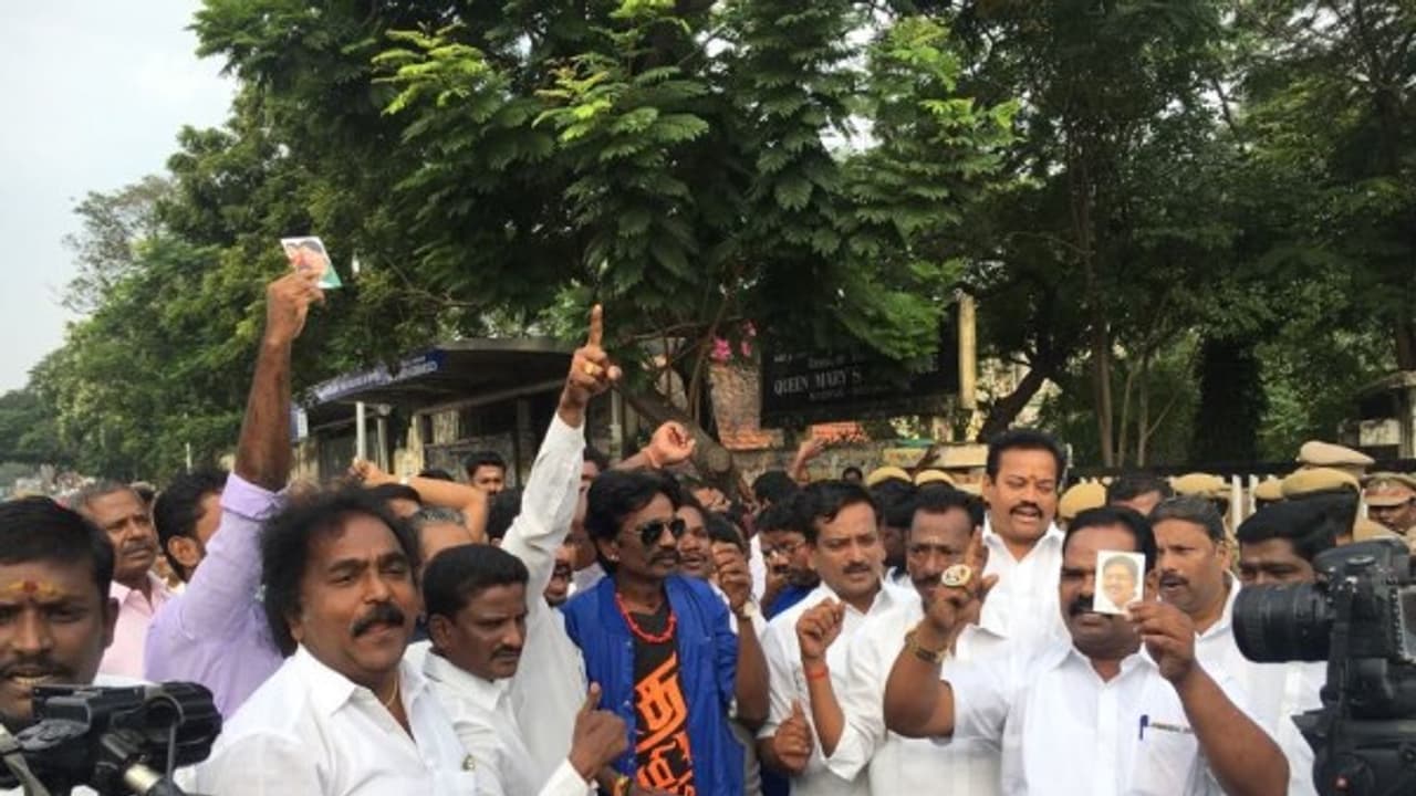 முடிந்தது முதல் சுற்று 2,601 வாக்குகள் வித்தியாசத்தில் தினகரன் முன்னிலை.... பூரிப்பில் சசி கேங்...! முடிந்தது முதல் சுற்று 2,601 வாக்குகள் வித்தியாசத்தில் தினகரன் முன்னிலை.... பூரிப்பில் சசி கேங்...!