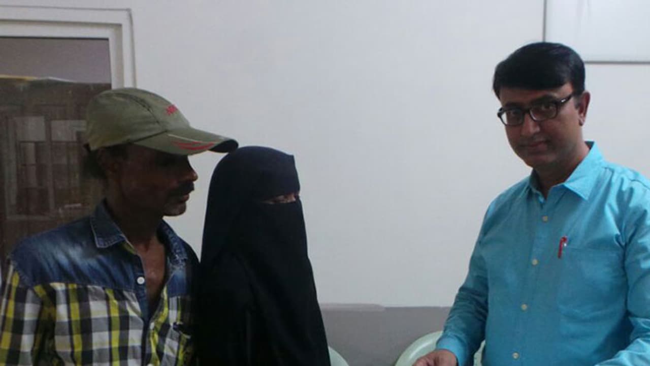 హైదరాబాద్ లో ఐదు లక్షలకే కూతురిని అమ్మేశాడు హైదరాబాద్ లో ఐదు లక్షలకే కూతురిని అమ్మేశాడు