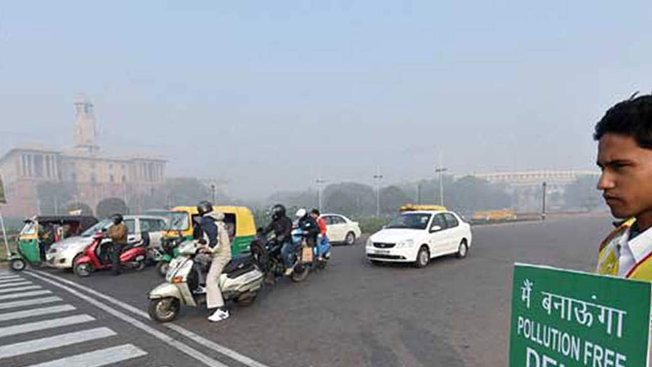 Delhi's odd even scheme: 100 people fined per hour on Day 1 Delhi's odd even scheme: 100 people fined per hour on Day 1