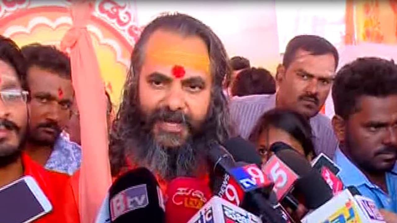 ರಕ್ಷಣೆಗಾಗಿ ಕತ್ತಿ ಹಿಡಿಯಿರಿ ಎಂದ ಸ್ವಾಮೀಜಿ! ರಕ್ಷಣೆಗಾಗಿ ಕತ್ತಿ ಹಿಡಿಯಿರಿ ಎಂದ ಸ್ವಾಮೀಜಿ!