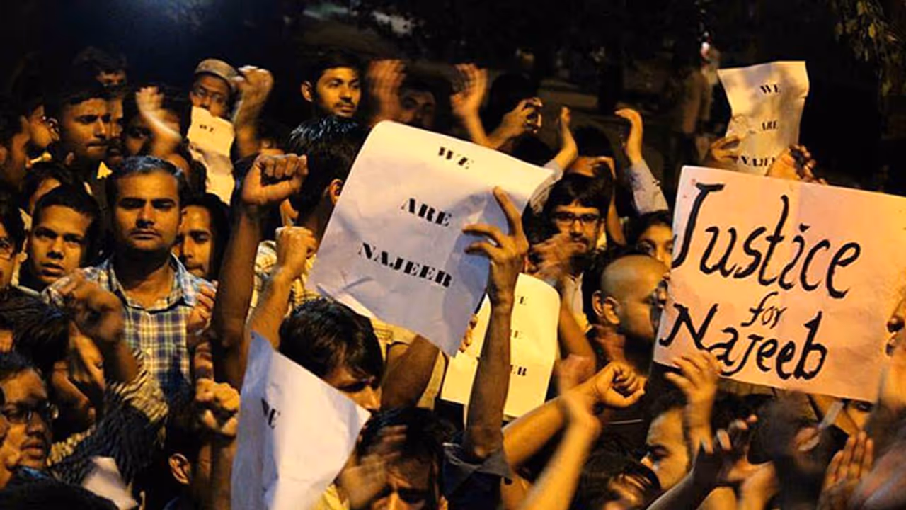 ದೆಹಲಿ ಜೆಎನ್ಯು ವಿದ್ಯಾರ್ಥಿ ನಾಪತ್ತೆ ಪ್ರಕರಣ; ಪತ್ತೆಗೆ ಆಗ್ರಹಿಸಿ ಪ್ರತಿಭಟನೆ ದೆಹಲಿ ಜೆಎನ್ಯು ವಿದ್ಯಾರ್ಥಿ ನಾಪತ್ತೆ ಪ್ರಕರಣ; ಪತ್ತೆಗೆ ಆಗ್ರಹಿಸಿ ಪ್ರತಿಭಟನೆ