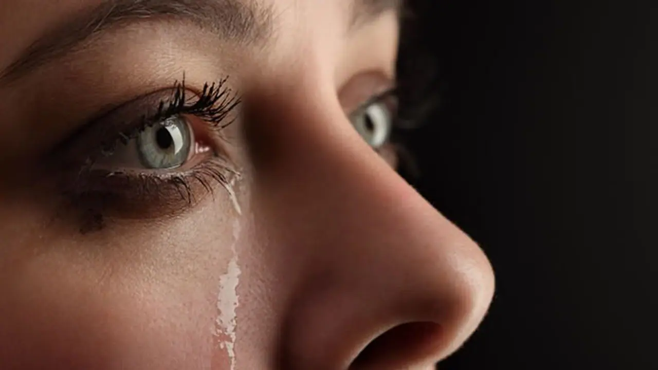 ನೀವು ತುಂಬಾ ಅಳುತ್ತೀರಾ? ದೇಹದಲ್ಲಿನ ಕರೆಂಟಿಗೂ ಕಣ್ಣೀರಿಗೂ ಸಂಬಂಧವಿದೆ ! ನೀವು ತುಂಬಾ ಅಳುತ್ತೀರಾ? ದೇಹದಲ್ಲಿನ ಕರೆಂಟಿಗೂ ಕಣ್ಣೀರಿಗೂ ಸಂಬಂಧವಿದೆ !