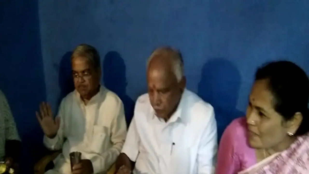 ದಲಿತರ ಮನೆಯಲ್ಲೇ ತಯಾರಿಸಿದ ಊಟ ಸೇವಿಸಿ ವಿವಾದಕ್ಕೆ ತೆರೆ ಎಳೆದ ಬಿಎಸ್'ವೈ ದಲಿತರ ಮನೆಯಲ್ಲೇ ತಯಾರಿಸಿದ ಊಟ ಸೇವಿಸಿ ವಿವಾದಕ್ಕೆ ತೆರೆ ಎಳೆದ ಬಿಎಸ್'ವೈ