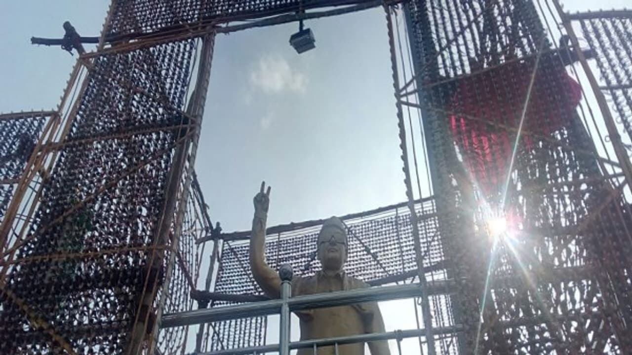 எம்ஜிஆர் சிலைக்கு ஒரு மாலை கூட போடல.. ஆனா பேரு மட்டும் எம்ஜிஆர் நூற்றாண்டு விழா..! குமுறும் விசுவாசிகள்..! எம்ஜிஆர் சிலைக்கு ஒரு மாலை கூட போடல.. ஆனா பேரு மட்டும் எம்ஜிஆர் நூற்றாண்டு விழா..! குமுறும் விசுவாசிகள்..!