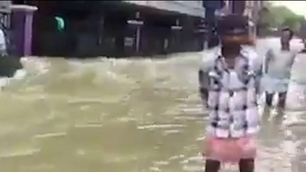 హైదరా'బాధ': ఫలక్ నుమాలో తప్పిన ముప్పు, మలక్ పేటలో వ్యక్తి మృతి హైదరా'బాధ': ఫలక్ నుమాలో తప్పిన ముప్పు, మలక్ పేటలో వ్యక్తి మృతి