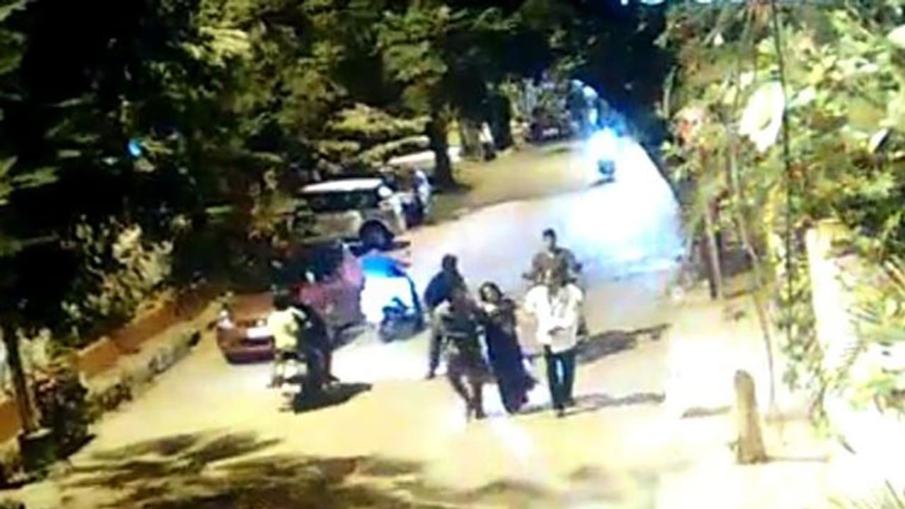 (VIDEO) హైదరాబాద్ లో దారుణం.. వడ్డీ ఇవ్వలేదని భార్యను ఎత్తుకెళ్లారు (VIDEO) హైదరాబాద్ లో దారుణం.. వడ్డీ ఇవ్వలేదని భార్యను ఎత్తుకెళ్లారు