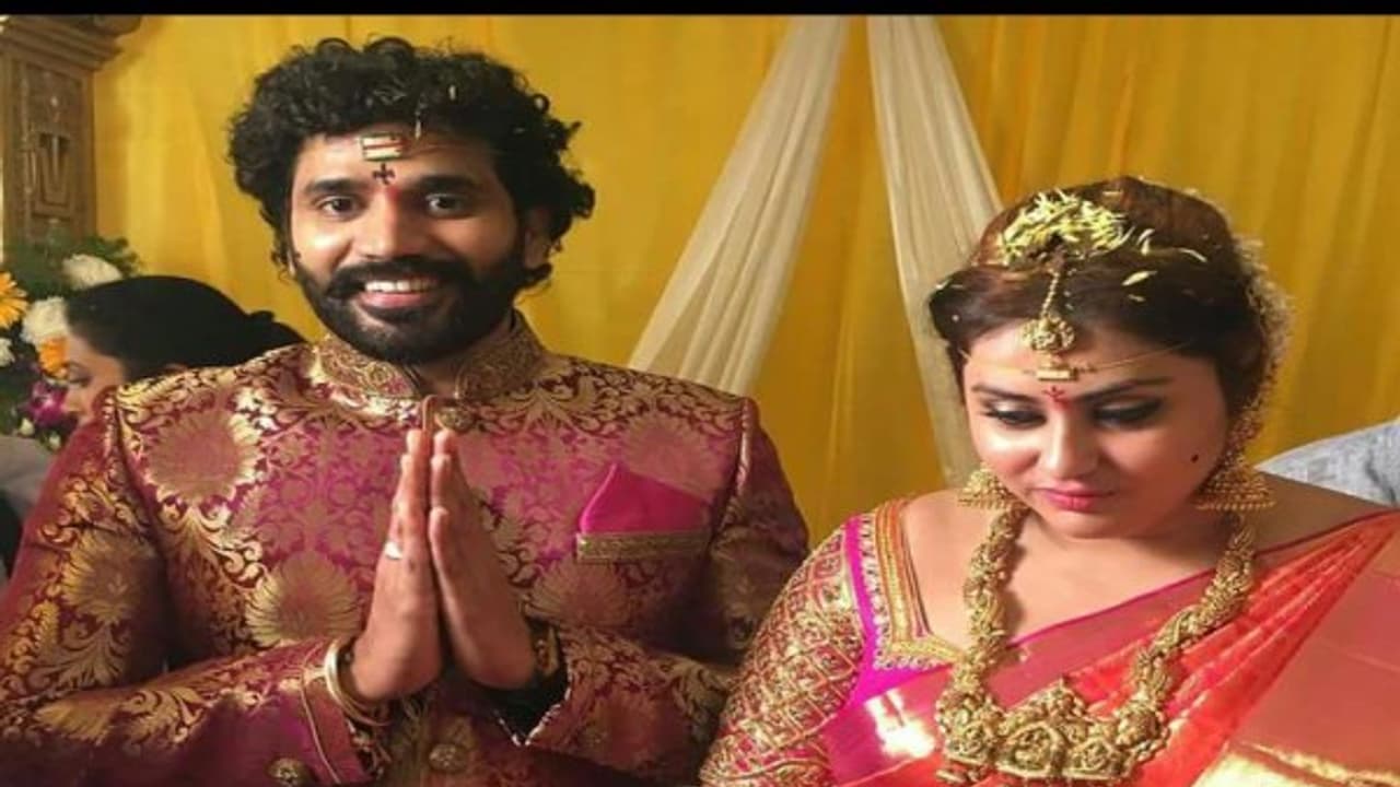 மச்சானை கரம் பிடித்த நடிகை நமிதா … திருப்பதியில் நடிகர், நடிகையர் வாழ்த்து !!! மச்சானை கரம் பிடித்த நடிகை நமிதா … திருப்பதியில் நடிகர், நடிகையர் வாழ்த்து !!!