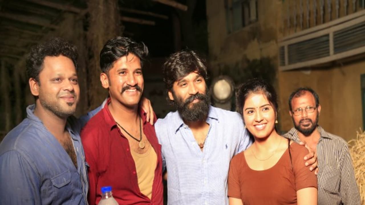 படைவீரன் படப்பிடிப்பிற்கு திடீர் விசிட் அடித்த தனுஷ்...! படைவீரன் படப்பிடிப்பிற்கு திடீர் விசிட் அடித்த தனுஷ்...!