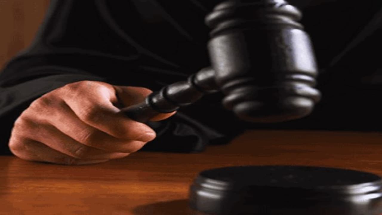 லஞ்சம் தரலன்னா பொய்க் கேஸ் போட்டு உள்ள தூக்கி வெச்சுடுவேன் – மிரட்டிய இன்ஸ்பெக்டர், வசமாக சிக்கினார்.