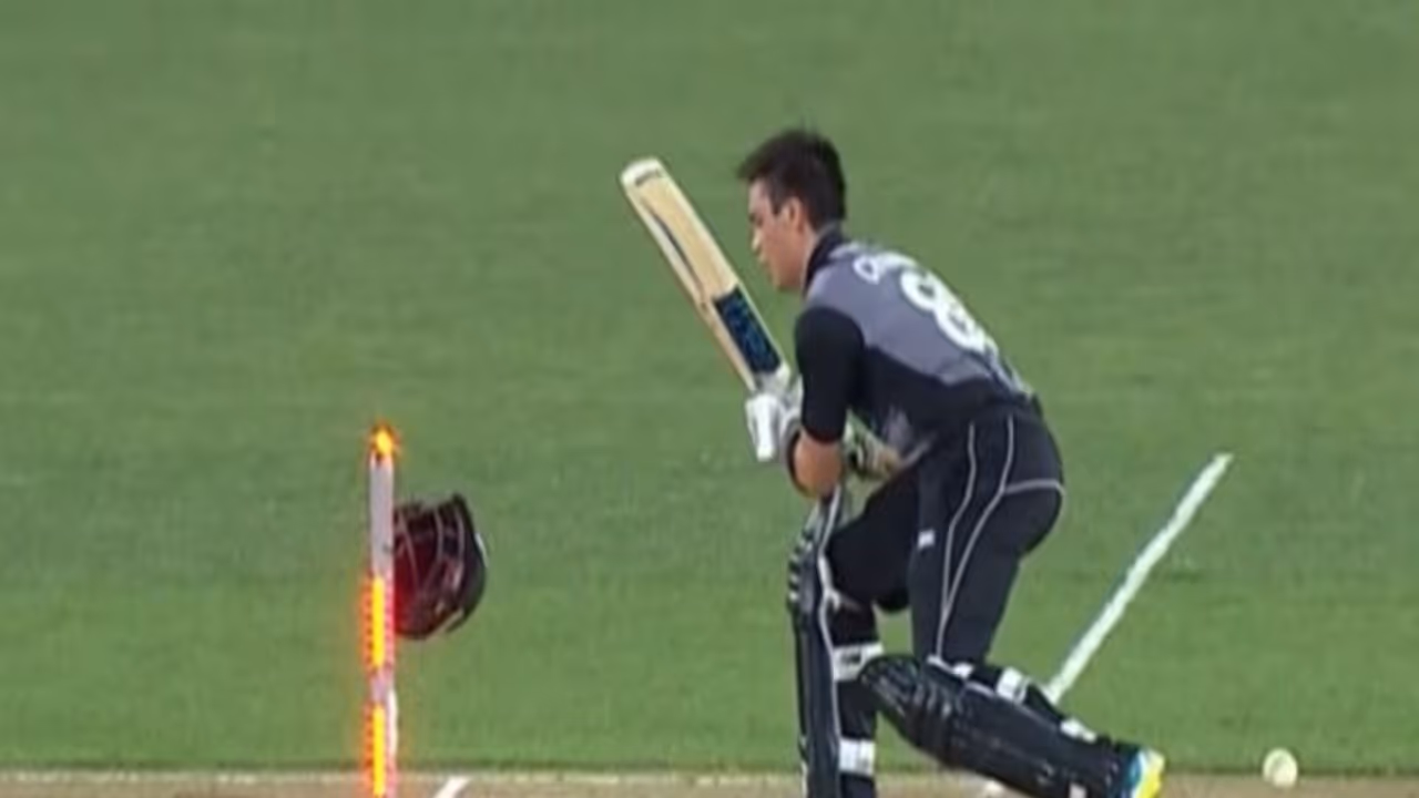 விநோதமான விக்கெட்.. இதுவரை இந்த மாதிரி 3 பேர் மட்டும் தான் அவுட்டாகி இருக்காங்க விநோதமான விக்கெட்.. இதுவரை இந்த மாதிரி 3 பேர் மட்டும் தான் அவுட்டாகி இருக்காங்க