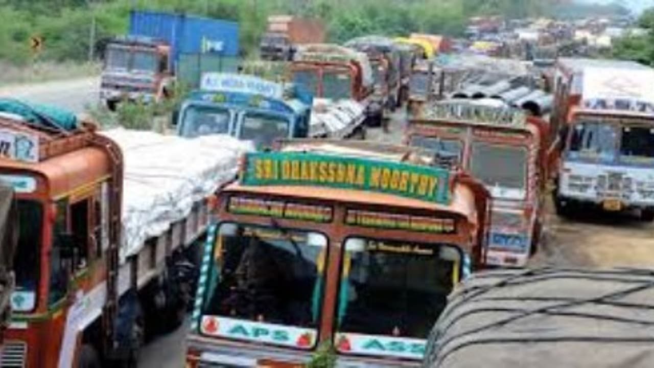 രോഗികള് നഗരം വിടുന്നു; ജില്ലാ അതിര്ത്തിയില് ചെക്പോസ്റ്റുകള് സ്ഥാപിക്കാന് കര്ണാടക രോഗികള് നഗരം വിടുന്നു; ജില്ലാ അതിര്ത്തിയില് ചെക്പോസ്റ്റുകള് സ്ഥാപിക്കാന് കര്ണാടക