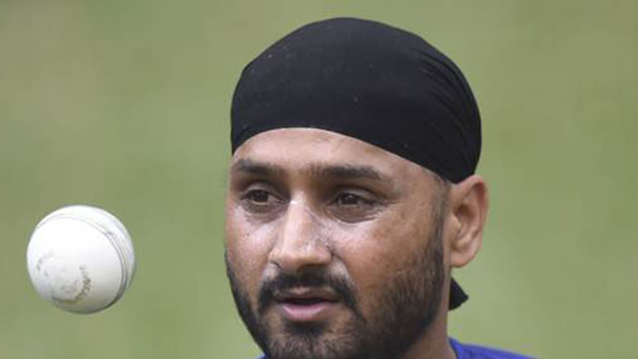 ജെറ്റ് എയര്വേയ്സ് പൈലറ്റ് വംശീയാധിക്ഷേപം നടത്തിയതായി ഹര്ഭജന് ജെറ്റ് എയര്വേയ്സ് പൈലറ്റ് വംശീയാധിക്ഷേപം നടത്തിയതായി ഹര്ഭജന്