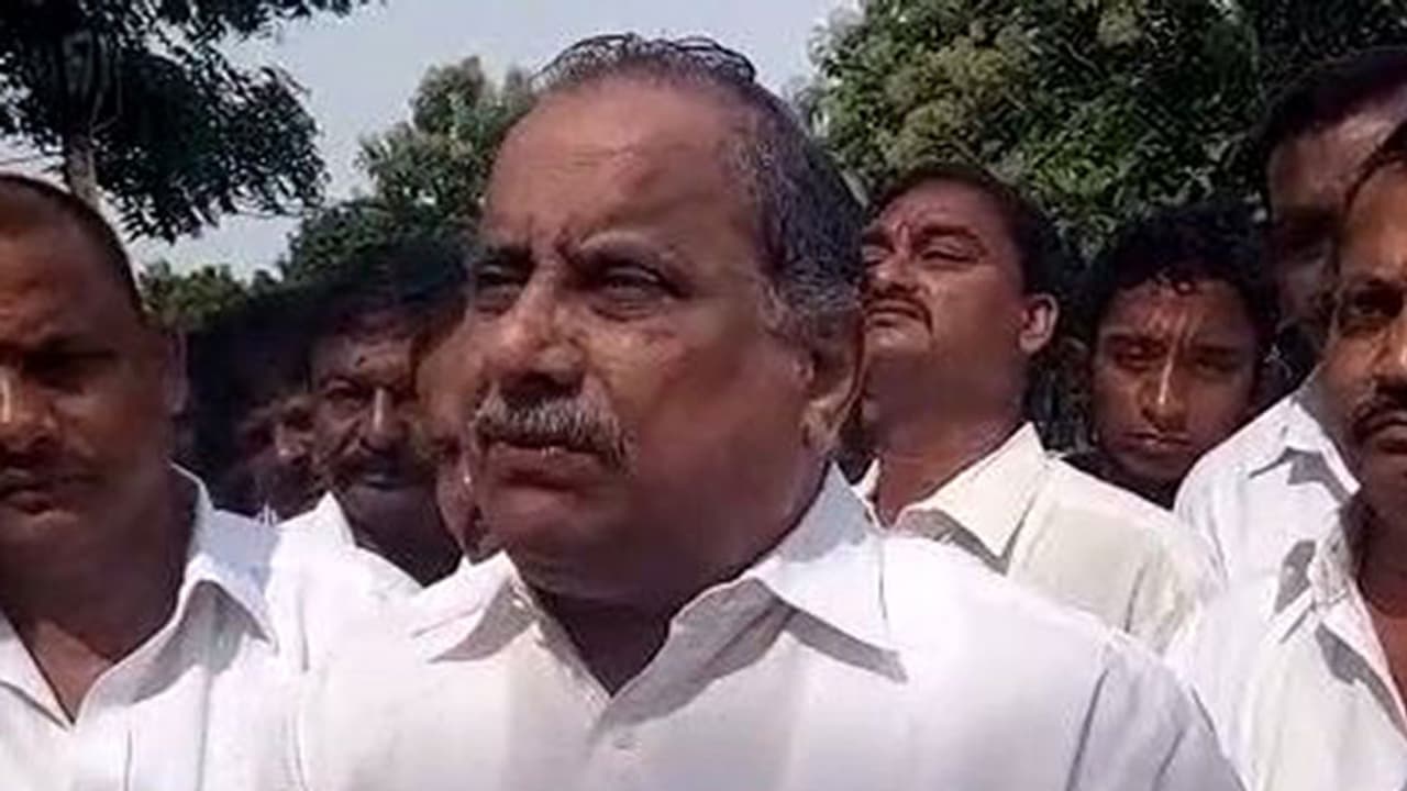 జగన్ కు ముద్రగడ సవాల్: పవన్ కల్యాణ్ వైపు...? జగన్ కు ముద్రగడ సవాల్: పవన్ కల్యాణ్ వైపు...?