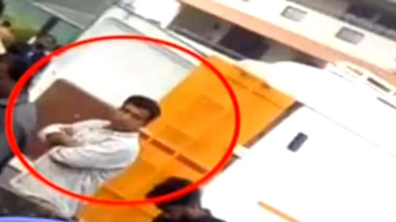 Actress attack: Pulsar Suni in Dileep's selfie, police probe connection