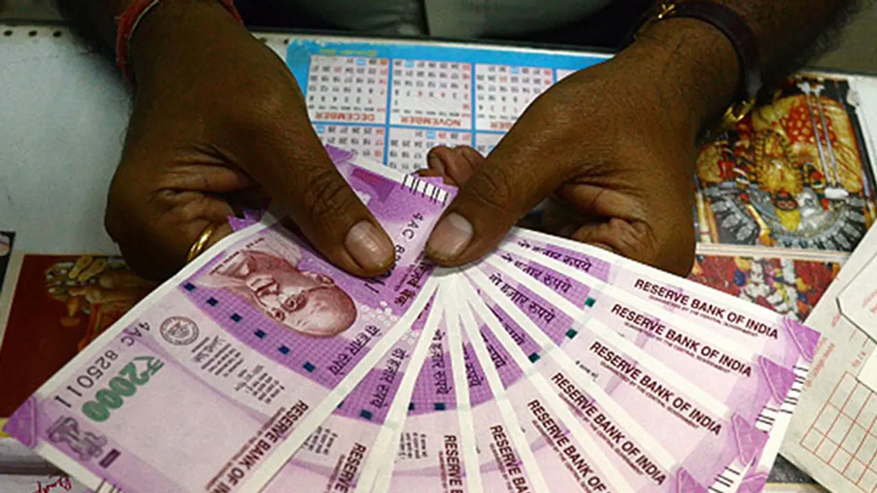 தமிழகத்தில் 3 வங்கிகளில் ரூ.2,650 கோடிக்கு வரவு வைக்கப்பட்ட ரூ.2 ஆயிரம் நோட்டுகள் தமிழகத்தில் 3 வங்கிகளில் ரூ.2,650 கோடிக்கு வரவு வைக்கப்பட்ட ரூ.2 ஆயிரம் நோட்டுகள்