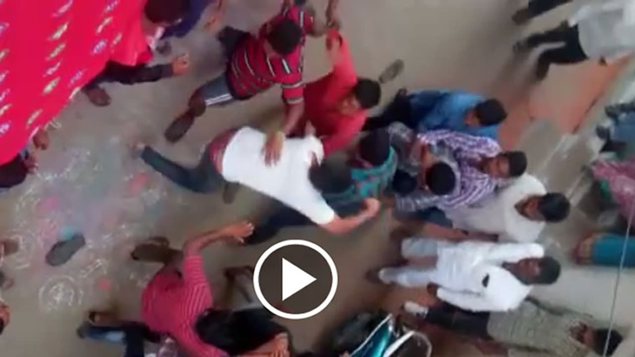 వేములవాడలో గ్యాంగ్ వార్: 20 నిముషాలపాటు రణరంగం వేములవాడలో గ్యాంగ్ వార్: 20 నిముషాలపాటు రణరంగం