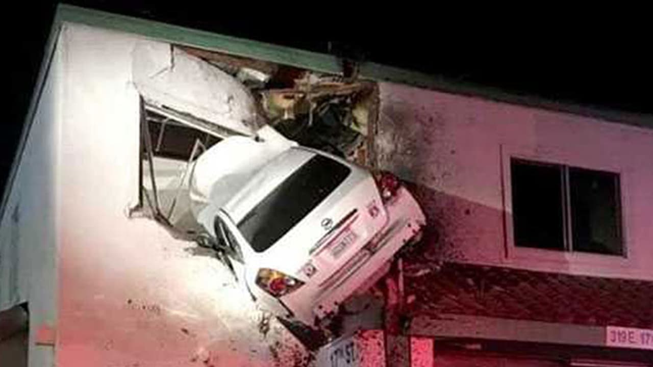 അപകടത്തില് ഇടിച്ച് തെറിച്ച കാര് രണ്ടാം നിലയില്; സംഭവിച്ചത് ഇതാണ് അപകടത്തില് ഇടിച്ച് തെറിച്ച കാര് രണ്ടാം നിലയില്; സംഭവിച്ചത് ഇതാണ്