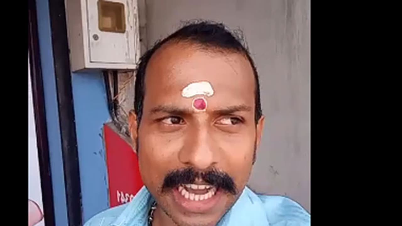 ഹര്ത്താലിന് വെല്ലുവിളി, ഹിന്ദുക്കളെ തൊട്ടാല് മുട്ടുകാല് തല്ലിയൊടിക്കും: ബിജെപി പ്രവര്ത്തകന്റെ എഫ്ബി ലൈവ് ഹര്ത്താലിന് വെല്ലുവിളി, ഹിന്ദുക്കളെ തൊട്ടാല് മുട്ടുകാല് തല്ലിയൊടിക്കും: ബിജെപി പ്രവര്ത്തകന്റെ എഫ്ബി ലൈവ്