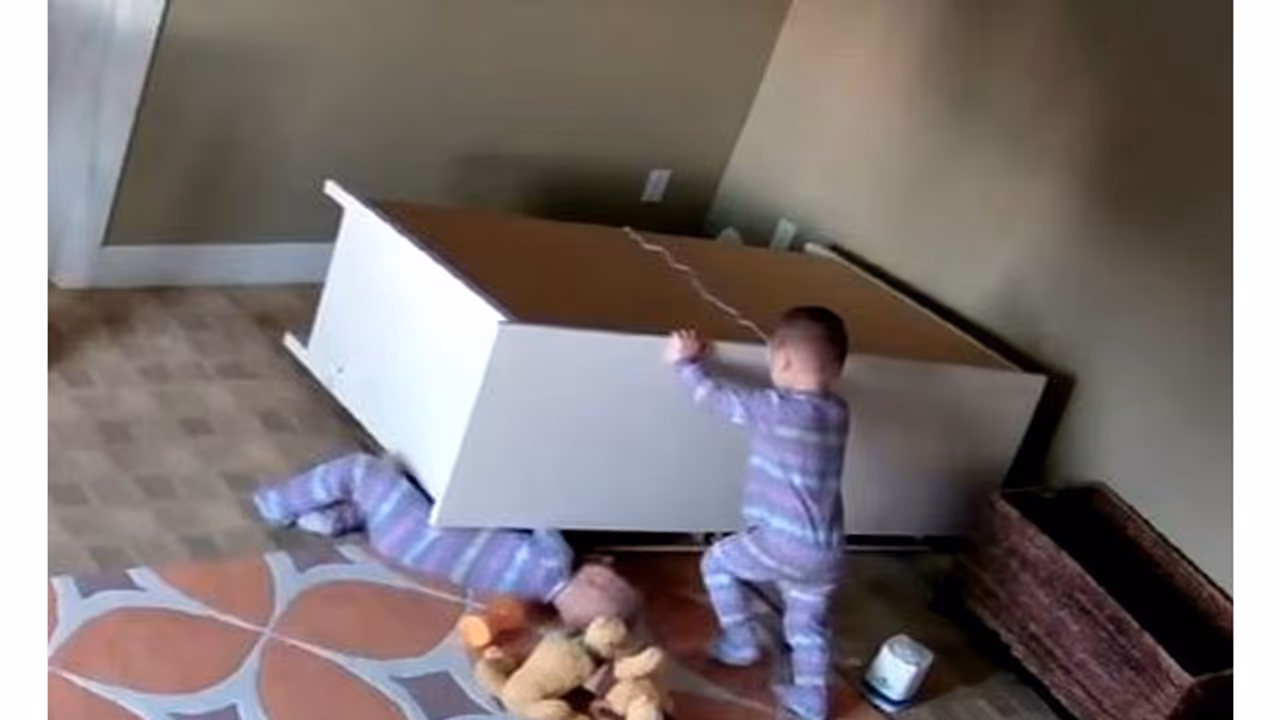 (ವೈರಲ್ ವಿಡಿಯೋ)ಅವಳಿ ಸೋದರನನ್ನು ಬಚಾವ್ ಮಾಡಿ ಸಾಹಸ ಮೆರೆದ 2 ವರ್ಷದ ಕಂದಮ್ಮ (ವೈರಲ್ ವಿಡಿಯೋ)ಅವಳಿ ಸೋದರನನ್ನು ಬಚಾವ್ ಮಾಡಿ ಸಾಹಸ ಮೆರೆದ 2 ವರ್ಷದ ಕಂದಮ್ಮ