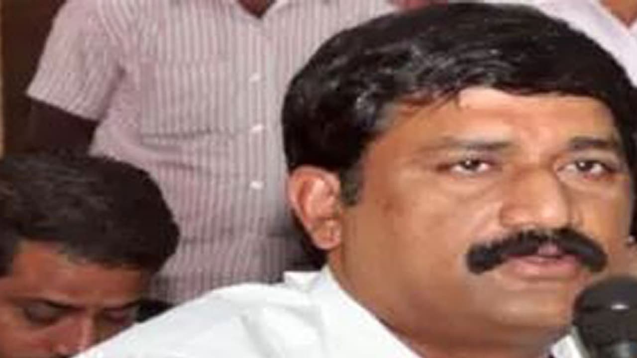 అశోక్ గజపతిరాజుకు కంట్లో నలుసు: గంటా ఎక్కడి నుంచి... అశోక్ గజపతిరాజుకు కంట్లో నలుసు: గంటా ఎక్కడి నుంచి...