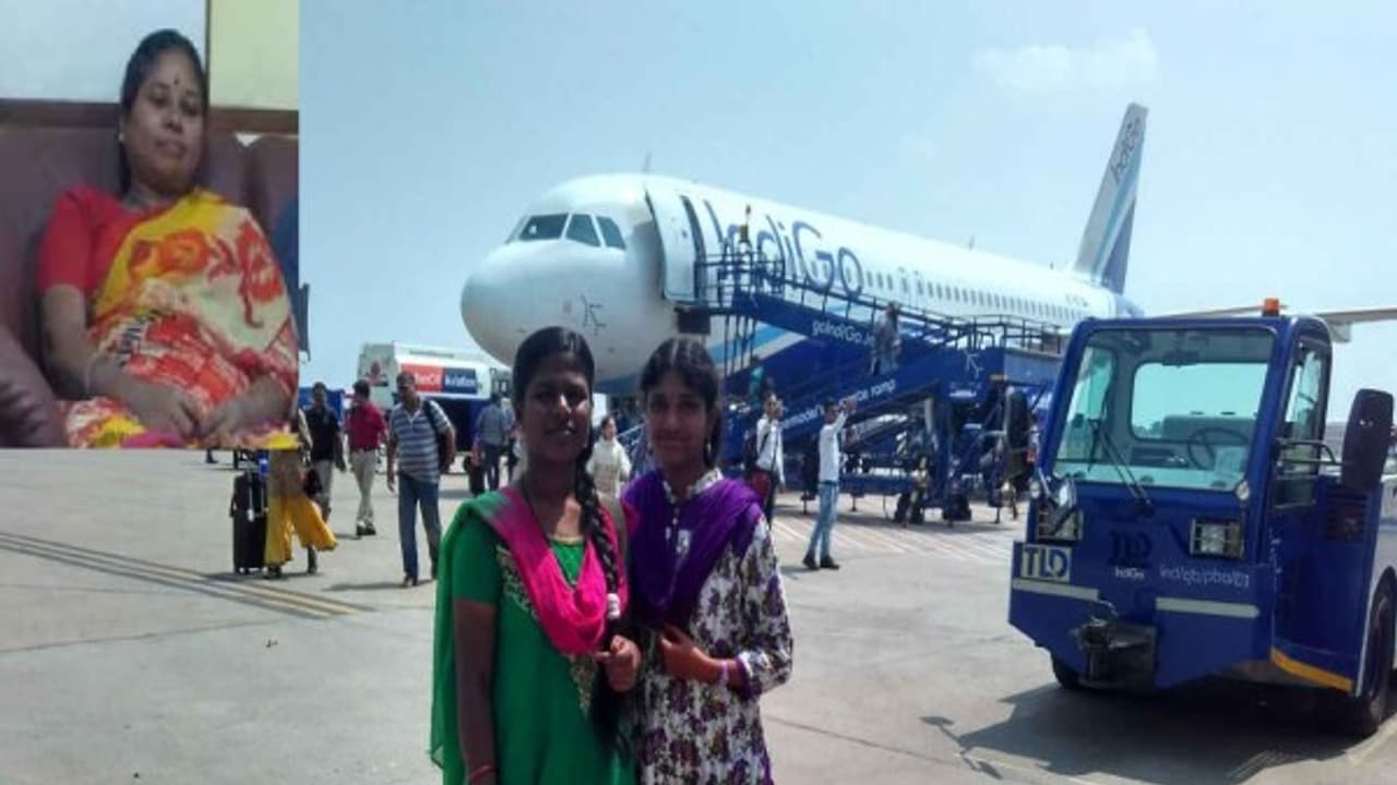 சென்ட்டம் எடுத்த மாணவிகளை ஃப்ளைட்டில் அழைத்து சென்ற ஆசிரியை! சென்ட்டம் எடுத்த மாணவிகளை ஃப்ளைட்டில் அழைத்து சென்ற ஆசிரியை!