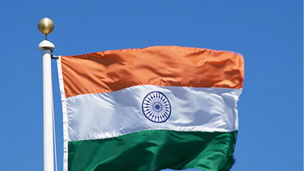 हस्तियां जिन पर लगा तिरंगे के अपमान का आरोप
