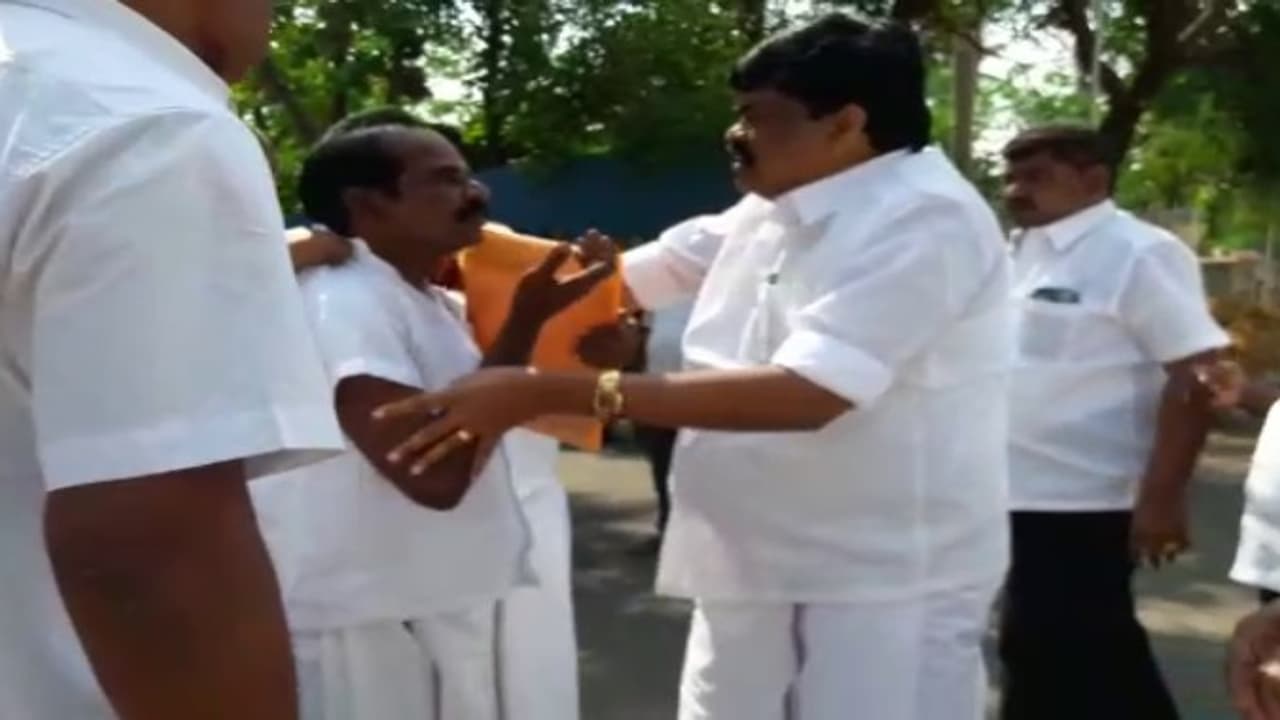 அதிமுக தொண்டரை சரமாரியாக தாக்கிய அமைச்சர் ராஜேந்திர பாலாஜி ஓபிஎஸ் வீட்டில் சசிகலா போஸ்டர் கிழிப்பு அதிமுக தொண்டரை சரமாரியாக தாக்கிய அமைச்சர் ராஜேந்திர பாலாஜி ஓபிஎஸ் வீட்டில் சசிகலா போஸ்டர் கிழிப்பு