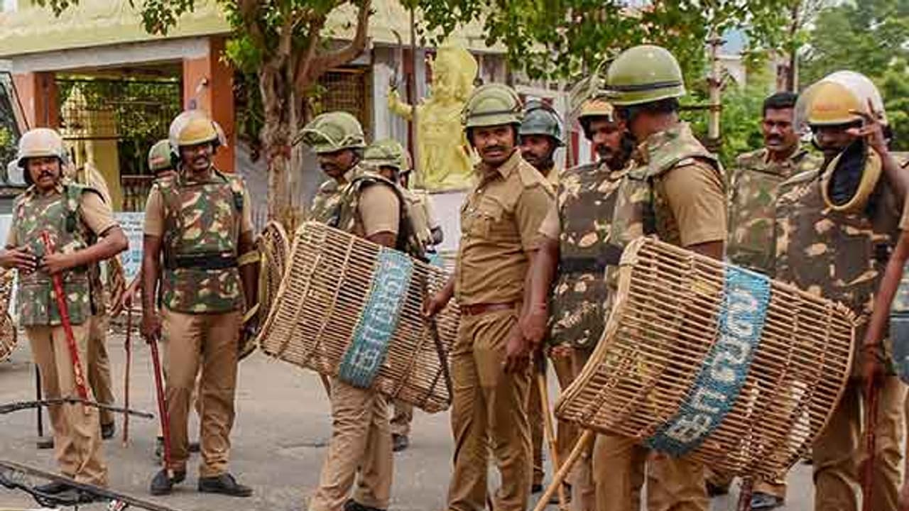 తెలంగాణ పోలీసులపై ఏపిలో దాడి : చెట్టుకు కట్టేసి మరీ చితకబాదిన ప్రజలు తెలంగాణ పోలీసులపై ఏపిలో దాడి : చెట్టుకు కట్టేసి మరీ చితకబాదిన ప్రజలు