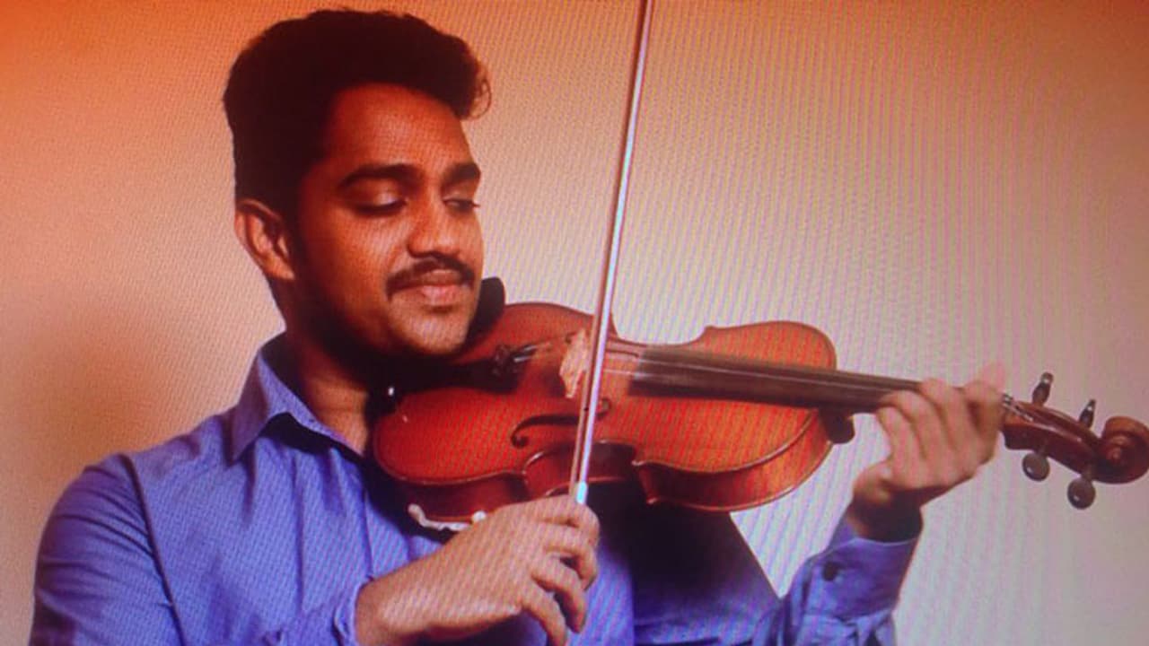 മാണിക്യമലരിന് വയലിന് വേര്ഷനുമായി ഗിത്തു ജോയ് മാണിക്യമലരിന് വയലിന് വേര്ഷനുമായി ഗിത്തു ജോയ്