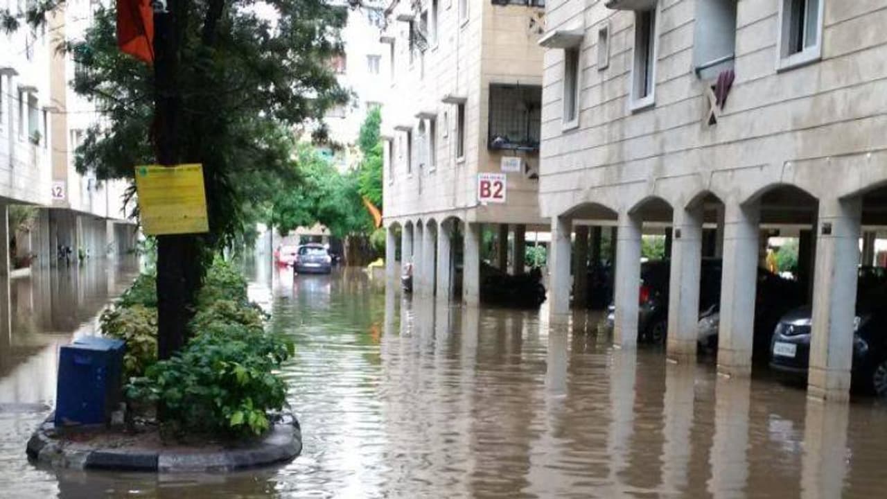 భారీ వరదలు: మంజీరానదిలో చిక్కుకున్న నలుగురు భారీ వరదలు: మంజీరానదిలో చిక్కుకున్న నలుగురు