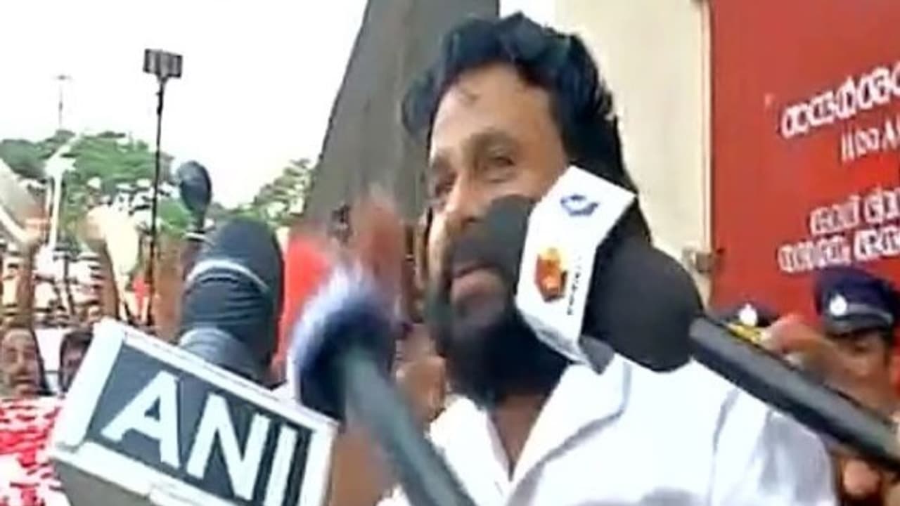 85 நாள் சிறைவாசத்துக்கு பின் நடிகர் திலீப்புக்கு ஜாமீன்! சிறை வாசலில் ரசிகர்கள் உற்சாக வரவேற்பு! 85 நாள் சிறைவாசத்துக்கு பின் நடிகர் திலீப்புக்கு ஜாமீன்! சிறை வாசலில் ரசிகர்கள் உற்சாக வரவேற்பு!