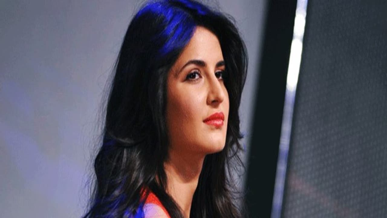 செல்ஃபி எடுத்துக்கொள்ள மறுப்பு! பிரபல நடிகையை சுற்றி வளைத்து மிரட்டிய ரசிகர்கள்! செல்ஃபி எடுத்துக்கொள்ள மறுப்பு! பிரபல நடிகையை சுற்றி வளைத்து மிரட்டிய ரசிகர்கள்!