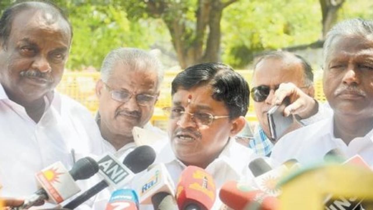 "உள்ளாட்சித் தேர்தல் தேதியை அறிவிக்க திராணி இருக்கிறதா?" எடப்பாடிக்கு மைத்ரேயன் பகிரங்கச் சவால்...! "உள்ளாட்சித் தேர்தல் தேதியை அறிவிக்க திராணி இருக்கிறதா?" எடப்பாடிக்கு மைத்ரேயன் பகிரங்கச் சவால்...!