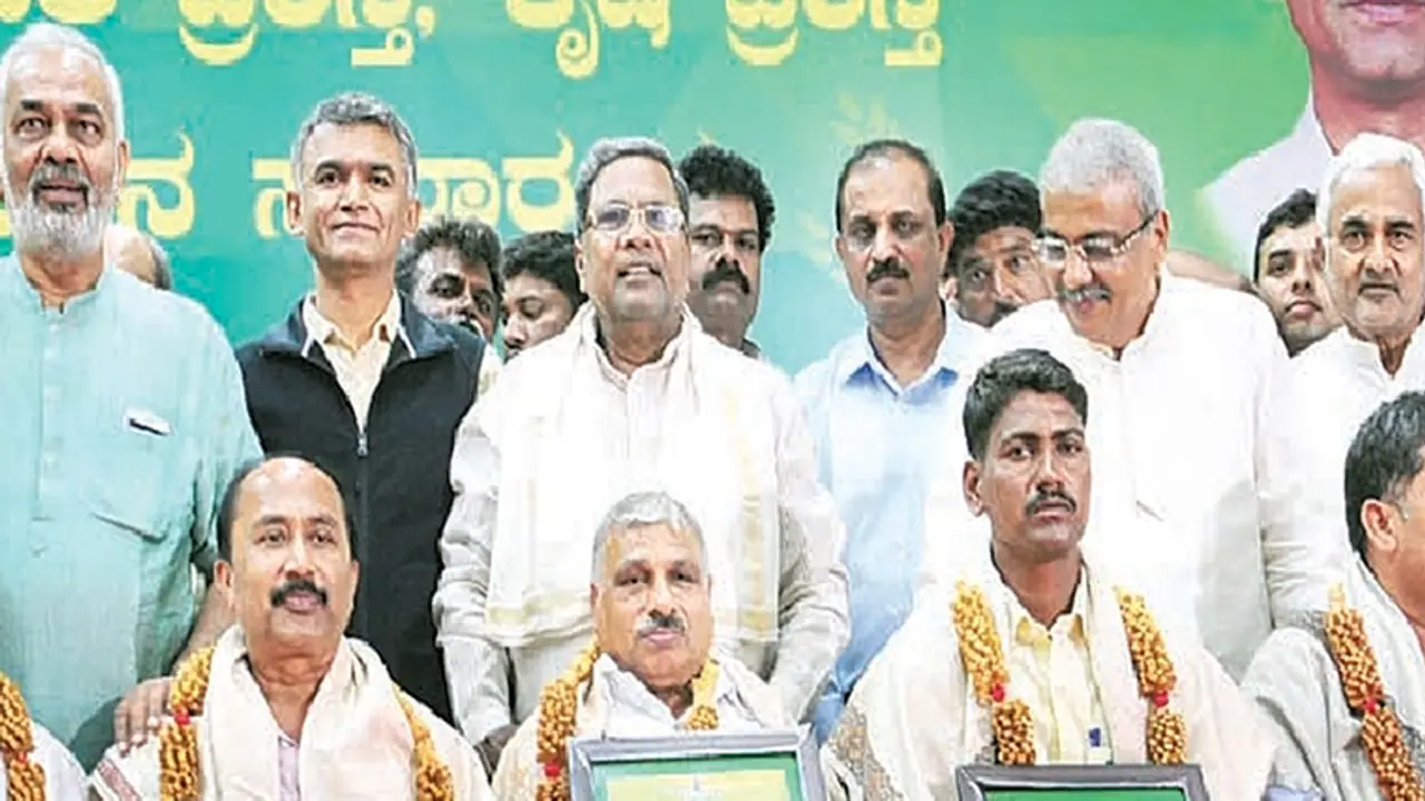 ಪಟ್ಟು ಹಿಡಿದು ಸಿಎಂರಿಂದ ಪ್ರಶಸ್ತಿ ಪಡೆದರು!