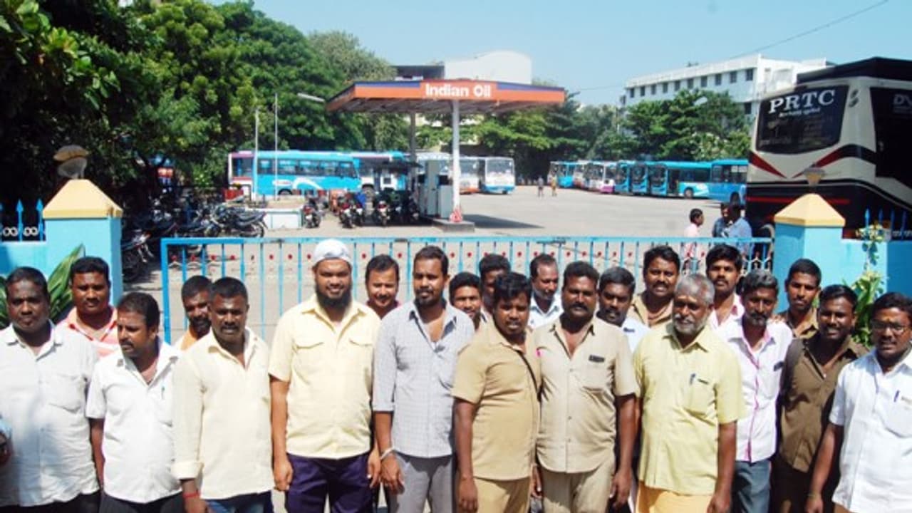 வெறிச்சோடிய புதுச்சேரி வீதிகள்…. 2 ஆவது நாளாக பஸ்கள் இயக்கப்படாததால் பொது மக்கள் அவதி !!! வெறிச்சோடிய புதுச்சேரி வீதிகள்…. 2 ஆவது நாளாக பஸ்கள் இயக்கப்படாததால் பொது மக்கள் அவதி !!!