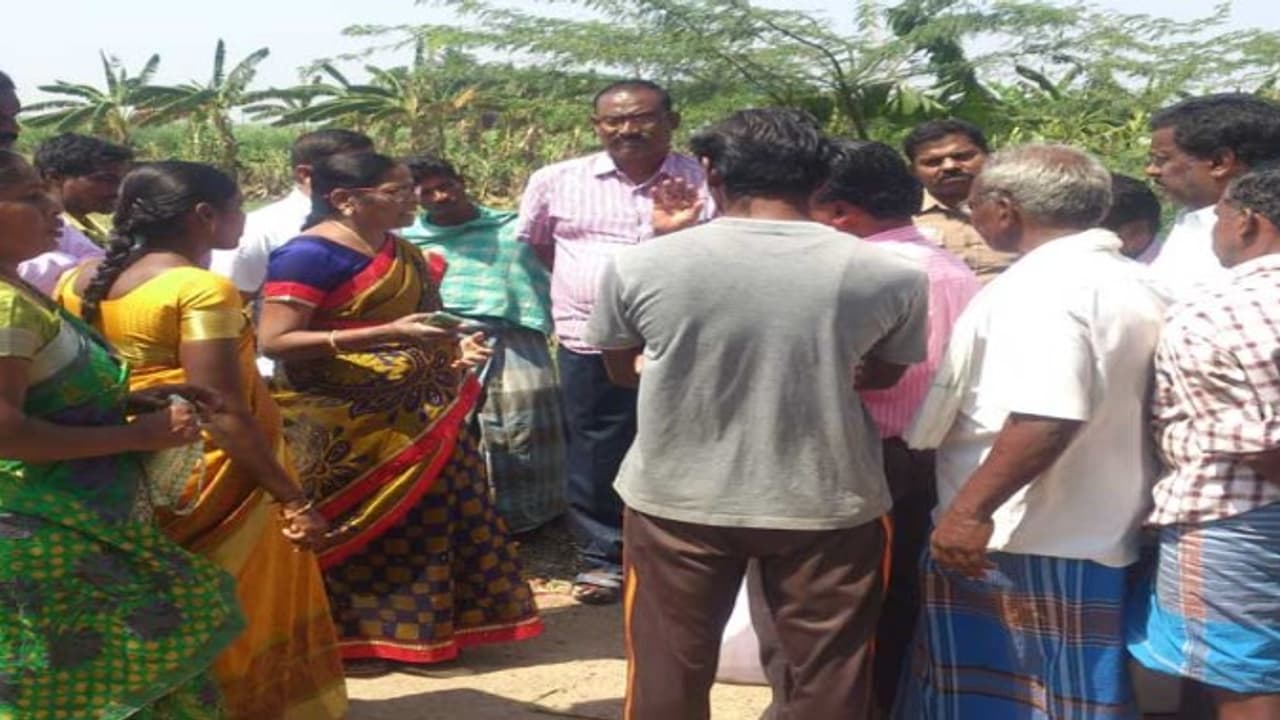 புகார் கொடுத்தவர்களே ஆக்கிரமிப்புகளை அகற்ற எதிர்ப்பு! அவங்க சொல்றதும் நியாயம்தானே… புகார் கொடுத்தவர்களே ஆக்கிரமிப்புகளை அகற்ற எதிர்ப்பு! அவங்க சொல்றதும் நியாயம்தானே…