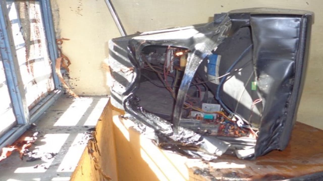 டிவி வெடித்து மூதாட்டி உயிரிழப்பு – நெல்லையில் பயங்கரம் டிவி வெடித்து மூதாட்டி உயிரிழப்பு – நெல்லையில் பயங்கரம்