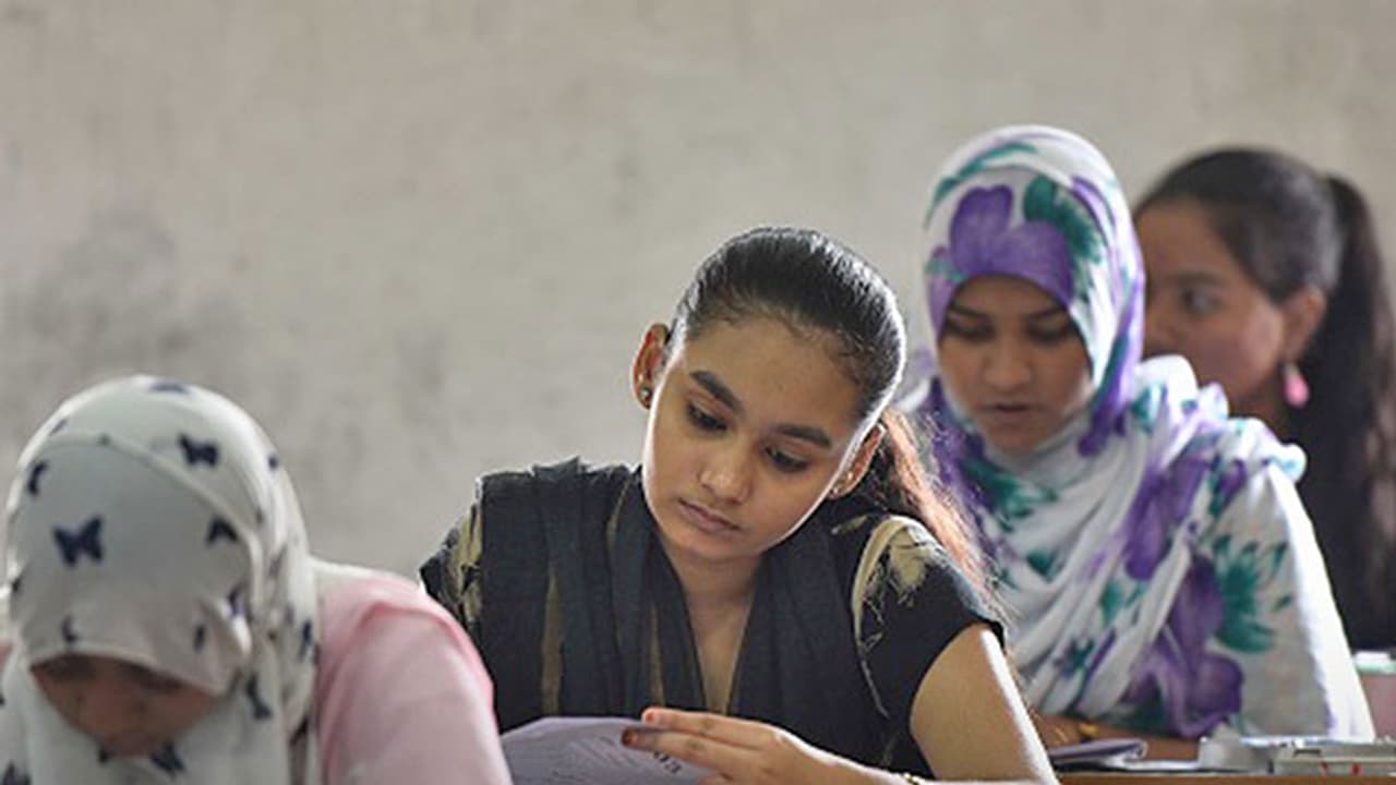 బ్రేకింగ్ న్యూస్... 10వ తరగతి పేపర్ లీక్ బ్రేకింగ్ న్యూస్... 10వ తరగతి పేపర్ లీక్