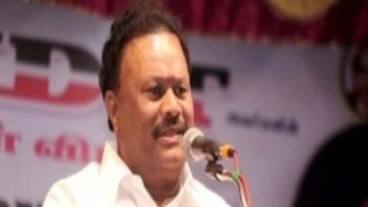 பிள்ளைகள் மீது செய்த சத்தியம் என்ன ஆனது வாய்க்கூசாமல் மாறி மாறி பேசும் திண்டுக்கல் சீனிவாசன்... பிள்ளைகள் மீது செய்த சத்தியம் என்ன ஆனது வாய்க்கூசாமல் மாறி மாறி பேசும் திண்டுக்கல் சீனிவாசன்...