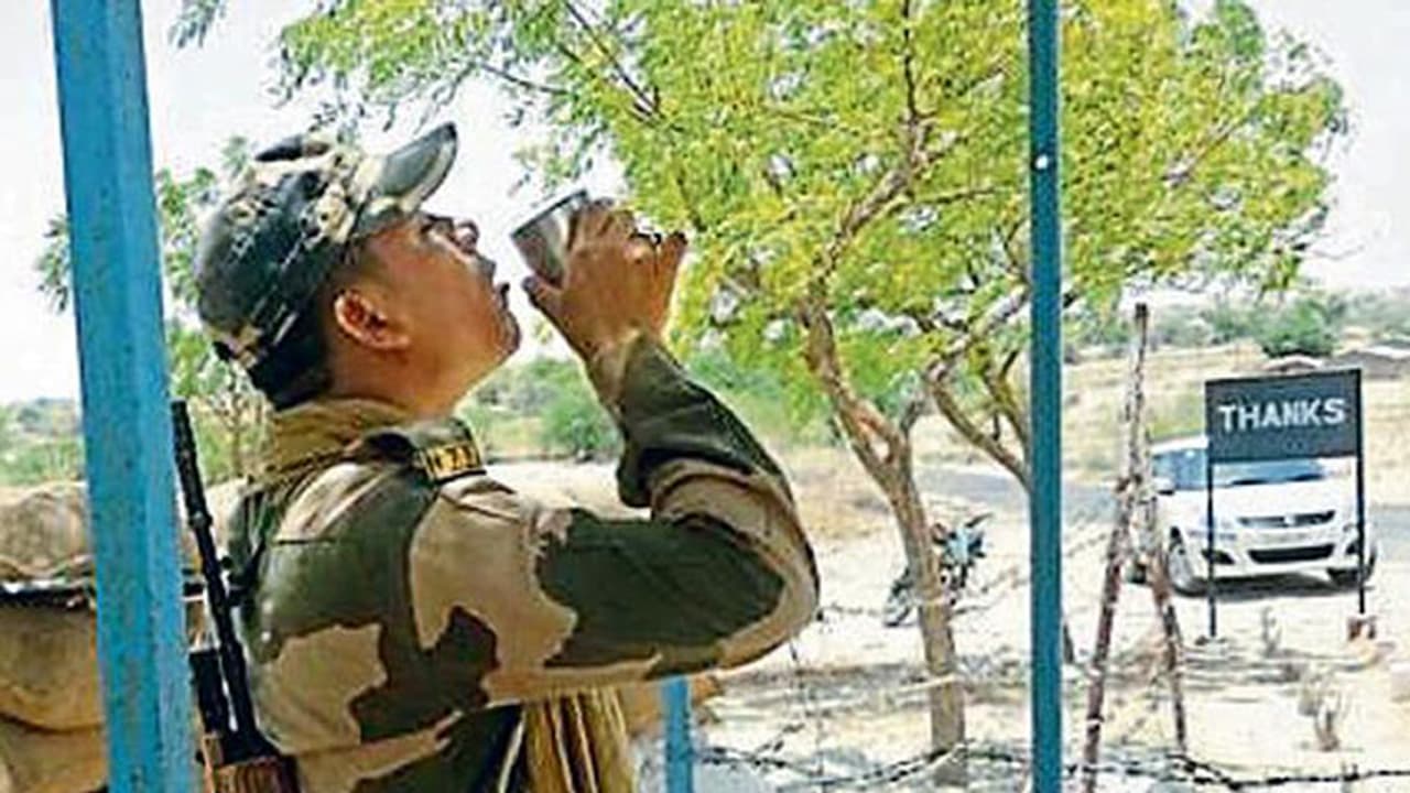 കുടിയ്ക്കാന് പോലും വെള്ളമില്ല; ദുരിതം തീരാതെ അതിര്ത്തിയിലെ സൈനികര് കുടിയ്ക്കാന് പോലും വെള്ളമില്ല; ദുരിതം തീരാതെ അതിര്ത്തിയിലെ സൈനികര്