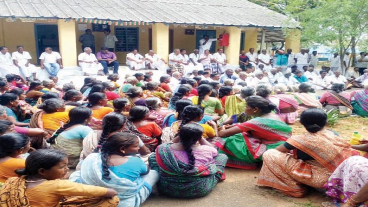 நீதிமன்றம் உத்தரவிட்டும் செயல்படுத்தாத பொதுப்பணித்துறை; உயிர்த்தண்ணீர் கேட்டு விவசாயிகள் சாலைமறியல்… நீதிமன்றம் உத்தரவிட்டும் செயல்படுத்தாத பொதுப்பணித்துறை; உயிர்த்தண்ணீர் கேட்டு விவசாயிகள் சாலைமறியல்…