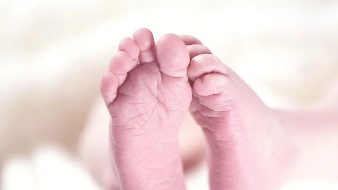 ജനിച്ചയുടന്‍ ശിശു നടക്കാന്‍ ശ്രമിക്കുന്ന വീഡിയോ വൈറലാകുന്നു