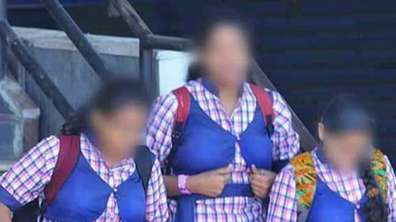 വിവാദ യൂണിഫോം ഫോട്ടോഷോപ്പെന്ന് പ്രിന്സിപ്പല്; സ്കൂളിനെതിരെ ബാലാവകാശ കമ്മീഷനില് പരാതി വിവാദ യൂണിഫോം ഫോട്ടോഷോപ്പെന്ന് പ്രിന്സിപ്പല്; സ്കൂളിനെതിരെ ബാലാവകാശ കമ്മീഷനില് പരാതി