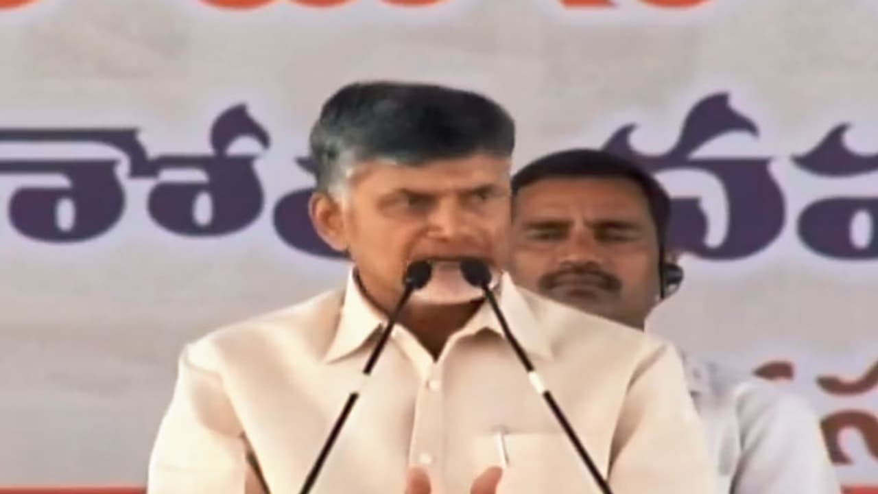 మోడి పేరెత్తాలంటేనే భయపడుతున్న చంద్రబాబు మోడి పేరెత్తాలంటేనే భయపడుతున్న చంద్రబాబు