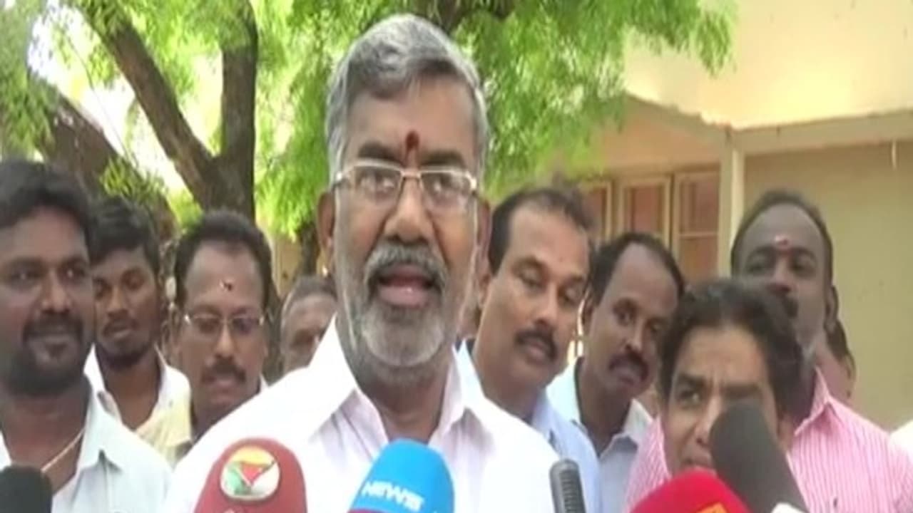 "தினகரனுக்கு சுவர் விளம்பரம் செய்தால் நானே என் கையால் அழிப்பேன்" வெல்லமண்டி நடராஜன் ஆத்திரம்!! "தினகரனுக்கு சுவர் விளம்பரம் செய்தால் நானே என் கையால் அழிப்பேன்" வெல்லமண்டி நடராஜன் ஆத்திரம்!!