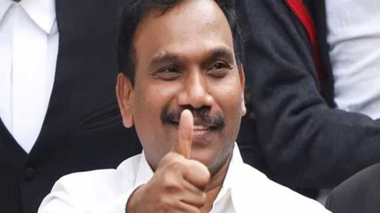 போலீஸ் துணை இல்லாம வெளிய வந்து பாரு !! ராஜாவுக்கு ராசா விட்ட சவால் …. போலீஸ் துணை இல்லாம வெளிய வந்து பாரு !! ராஜாவுக்கு ராசா விட்ட சவால் ….